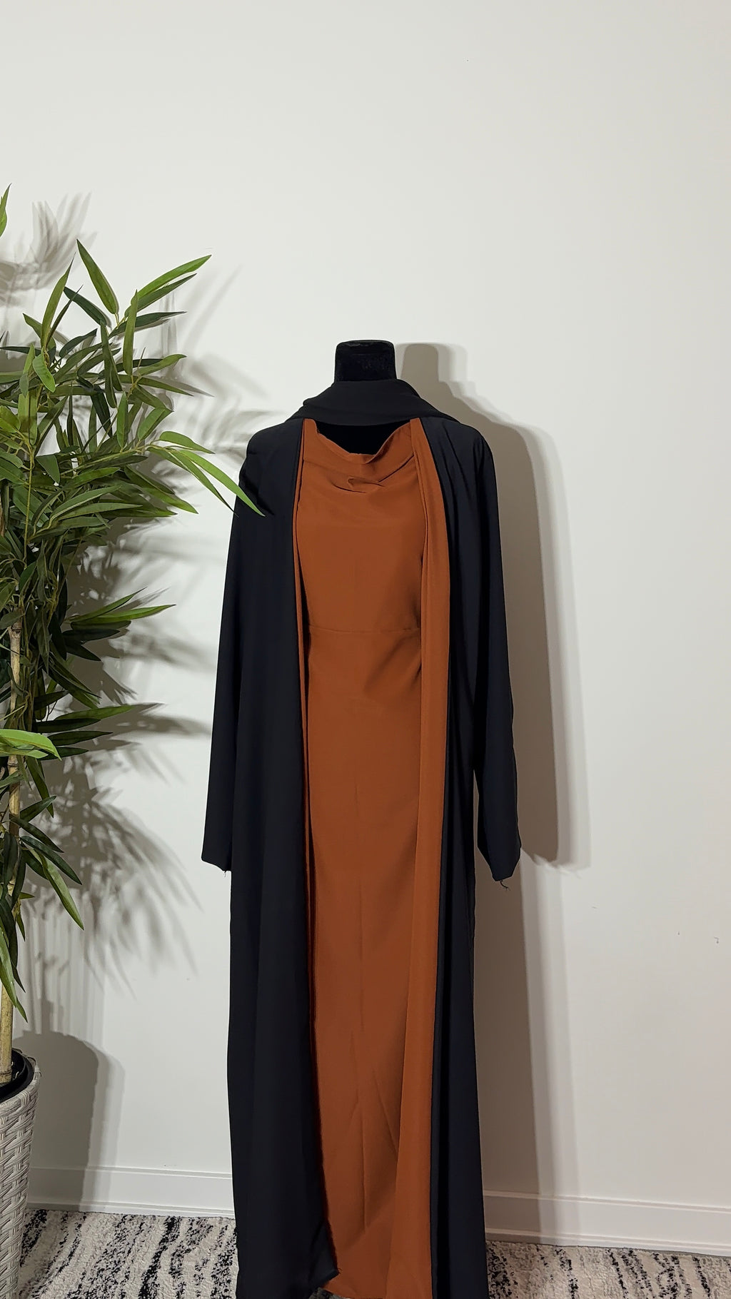One Abaya. Two Beautiful Looks.