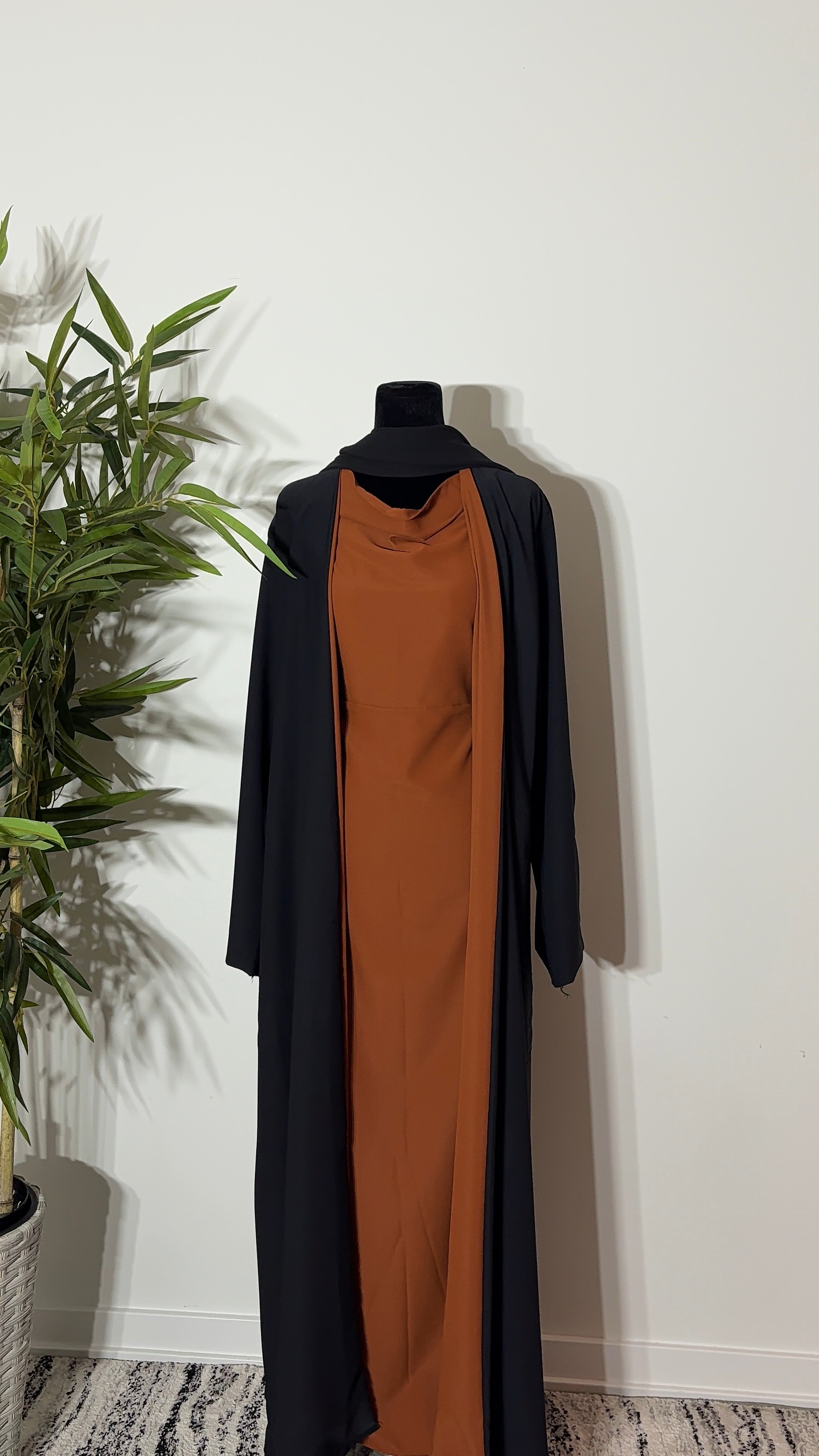 One Abaya. Two Beautiful Looks.