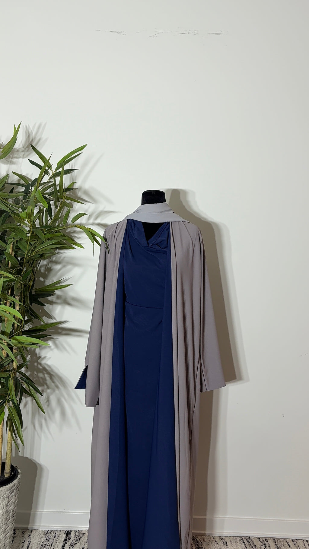 One Abaya. Two Beautiful Looks.