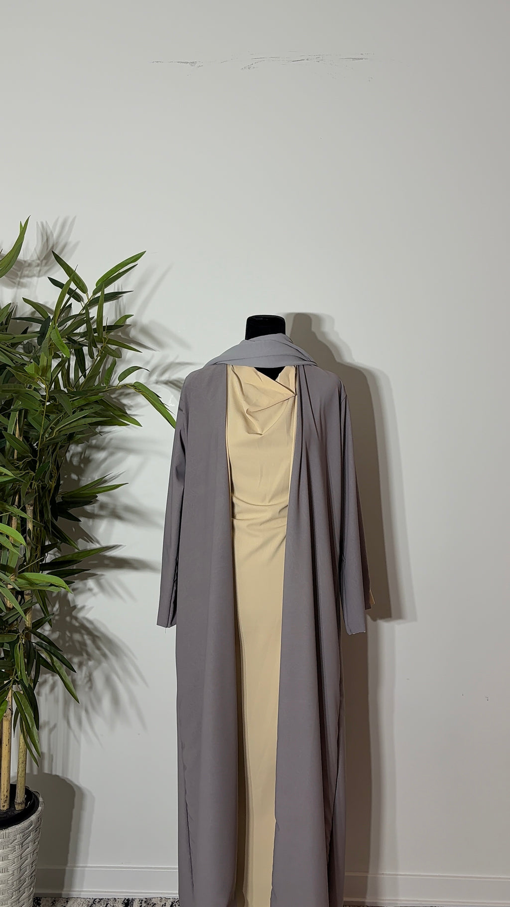 One Abaya. Two Beautiful Looks.