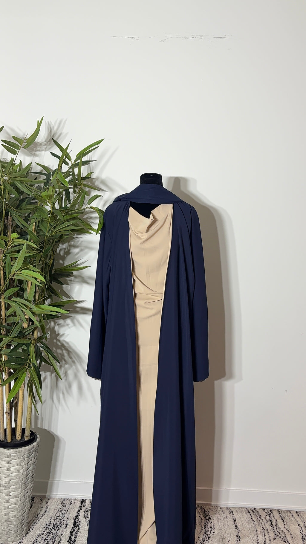 One Abaya. Two Beautiful Looks.