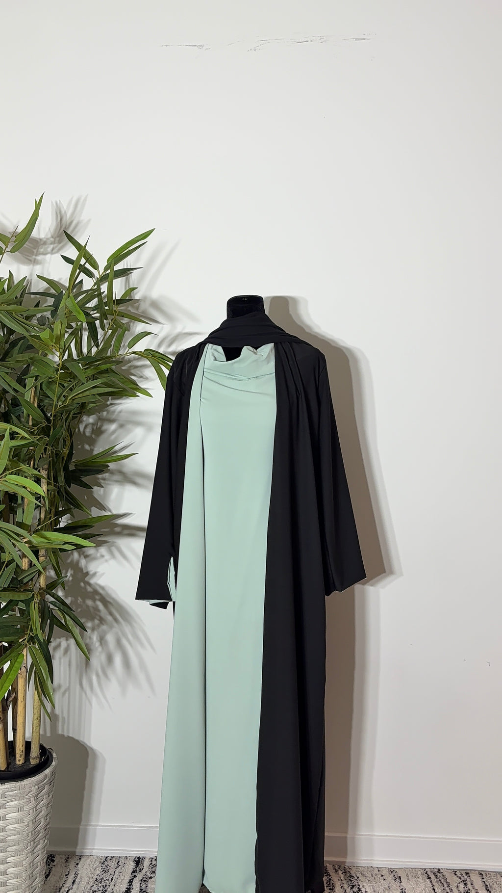 One Abaya. Two Beautiful Looks.