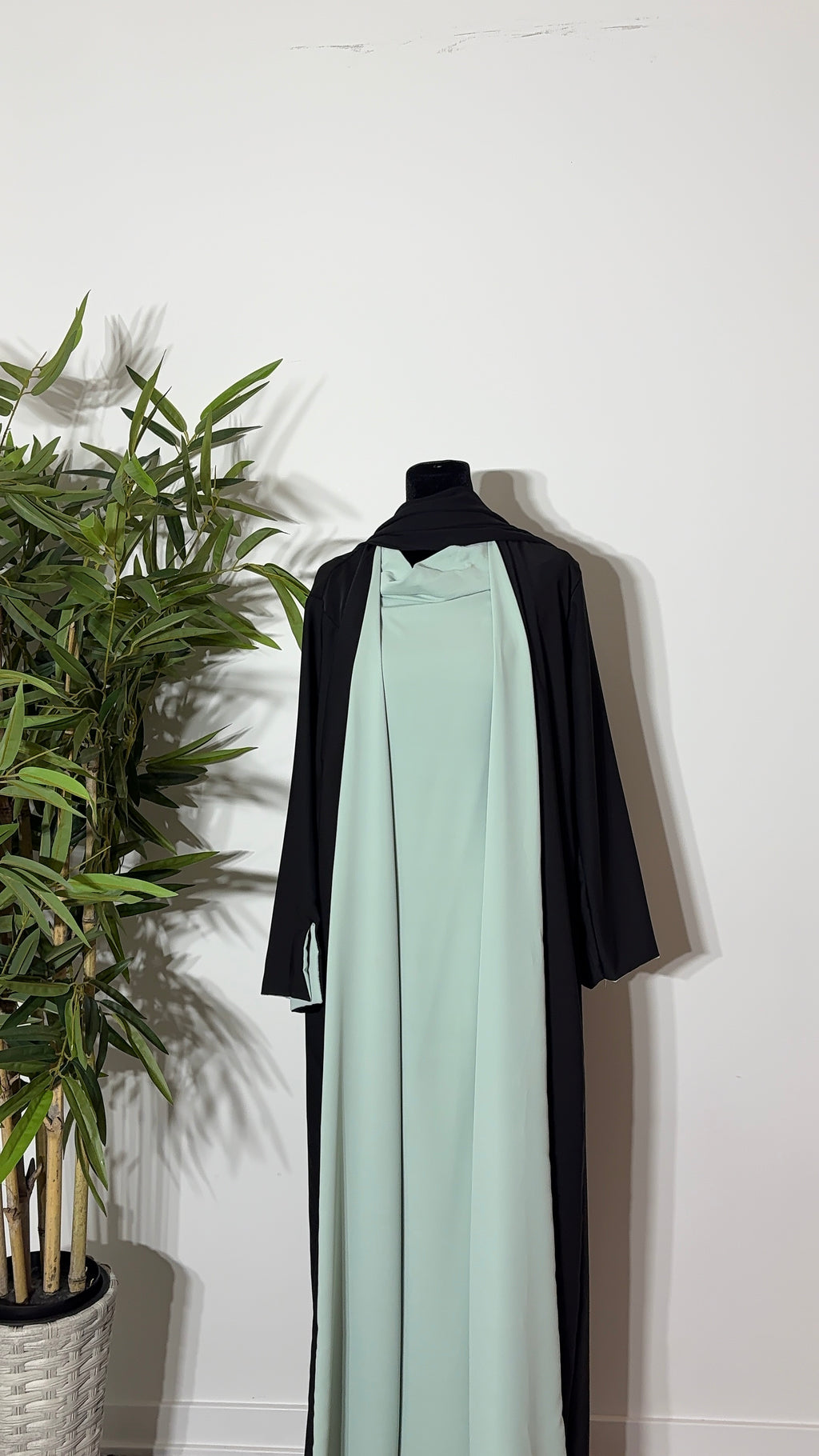 One Abaya. Two Beautiful Looks.
