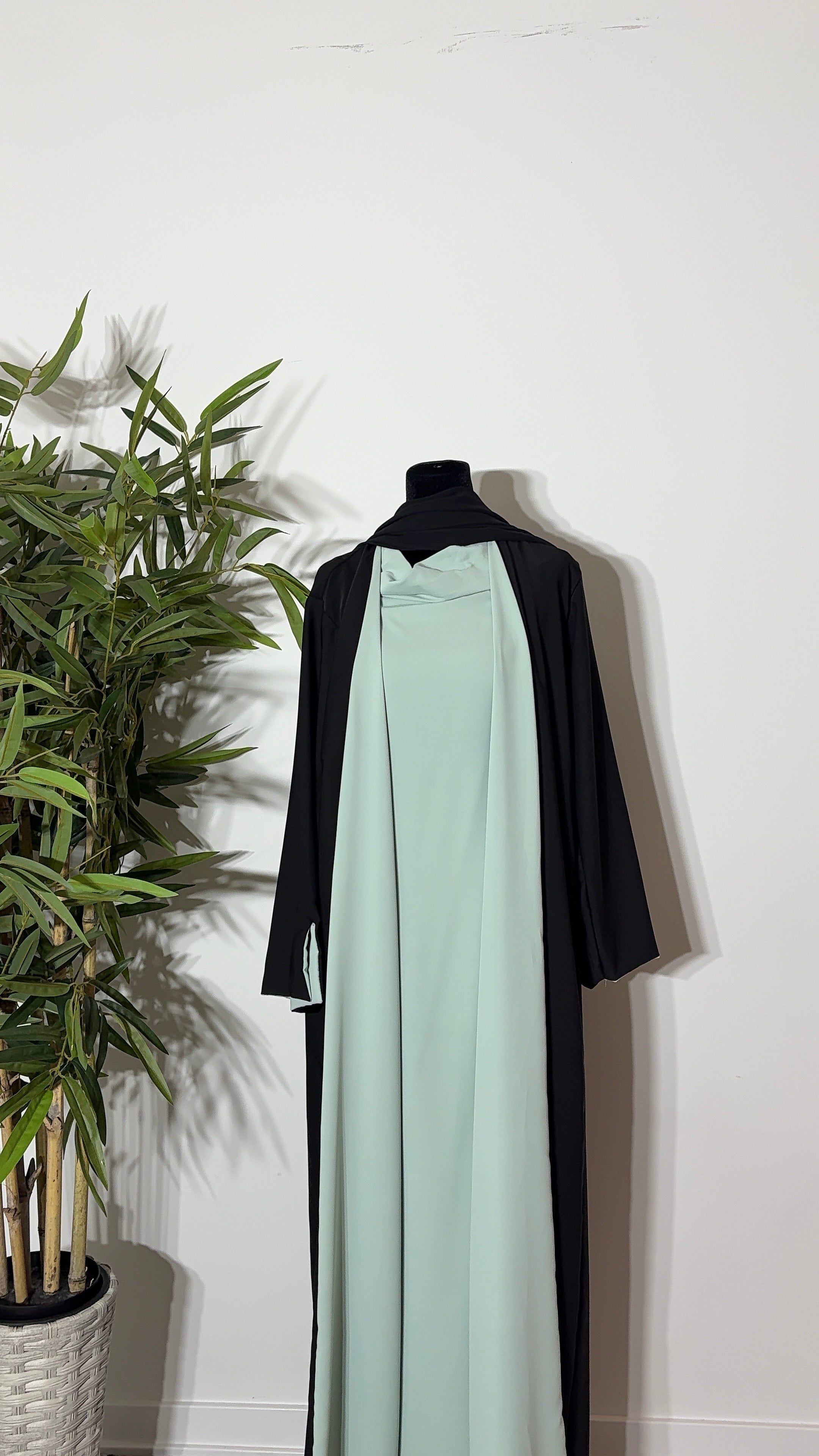 One Abaya. Two Beautiful Looks.