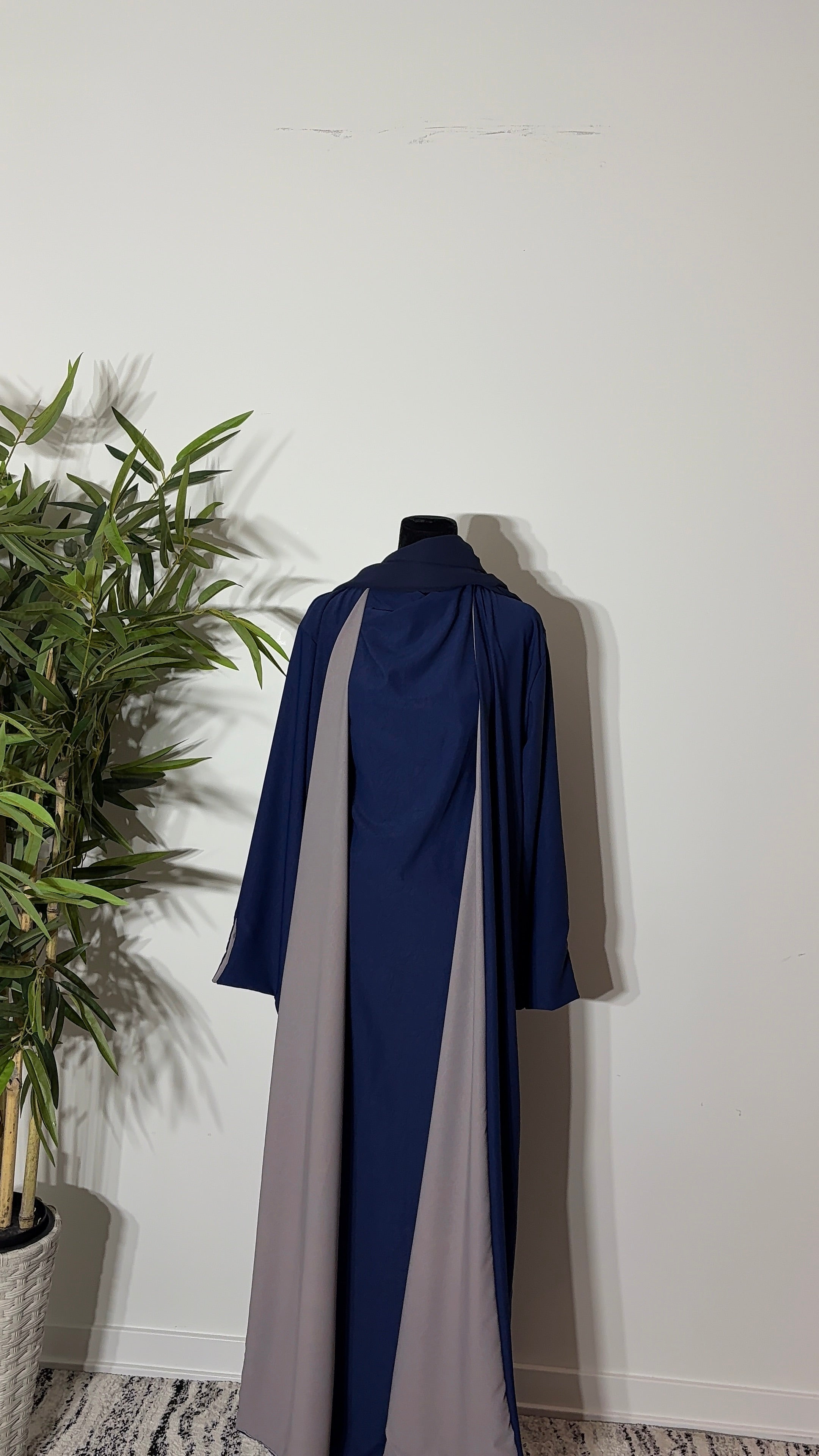 One Abaya. Two Beautiful Looks.