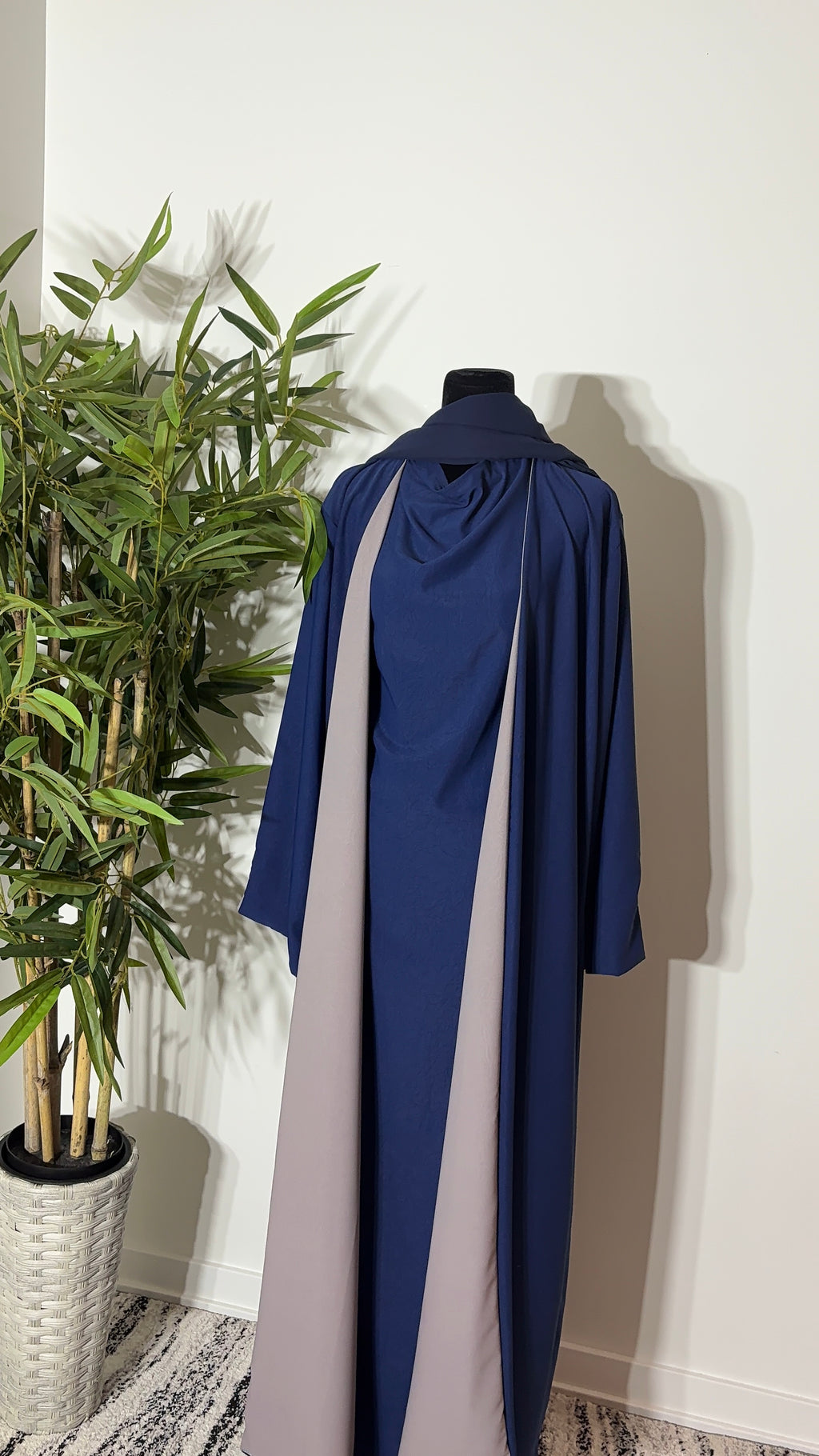 One Abaya. Two Beautiful Looks.