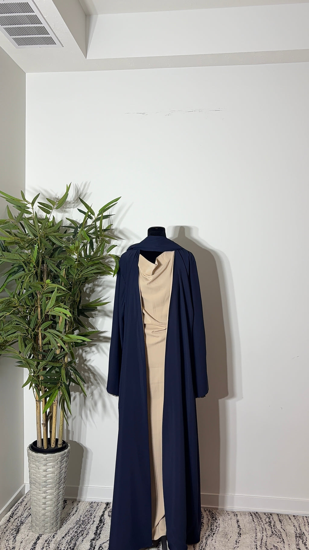 One Abaya. Two Beautiful Looks.