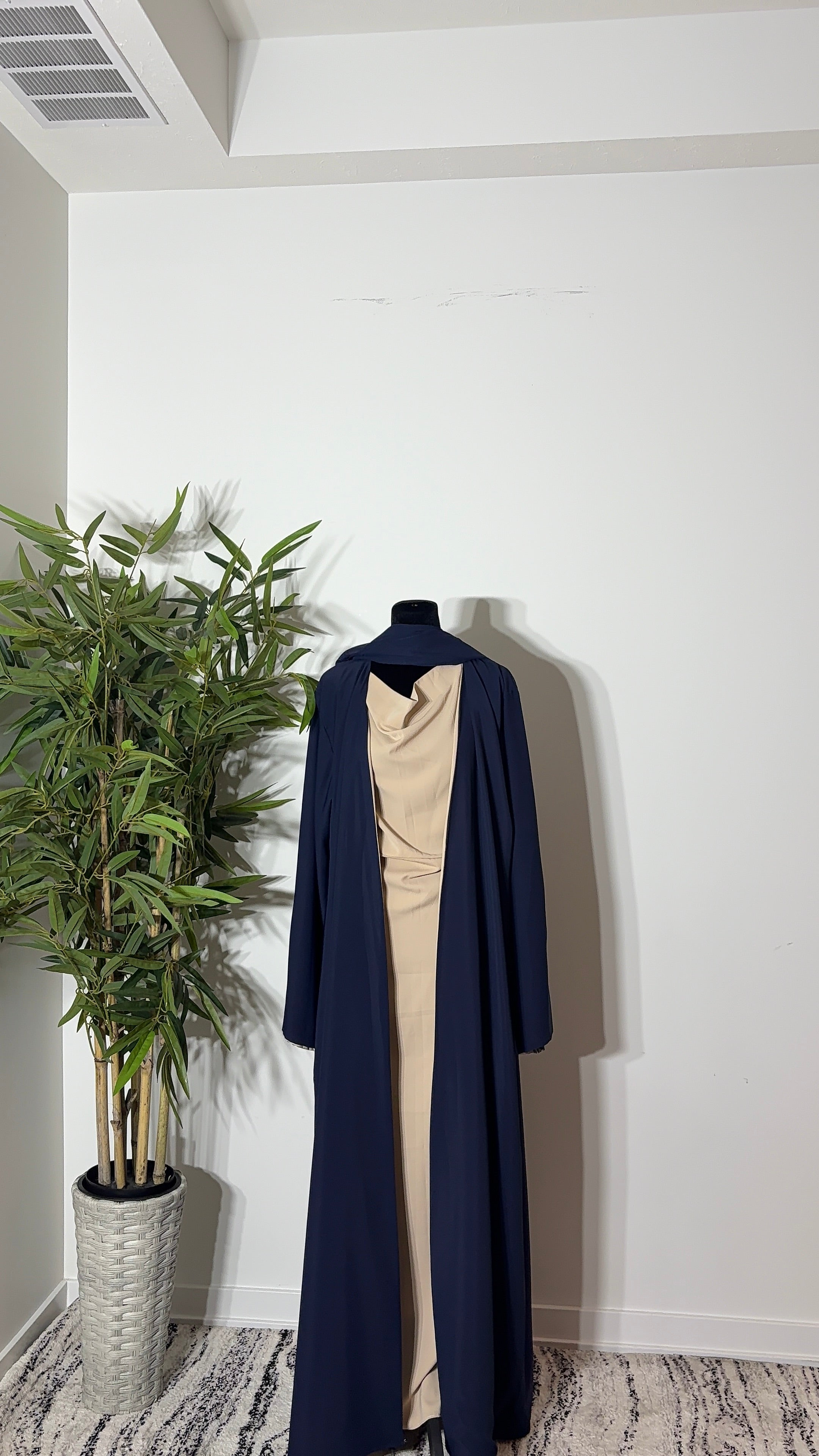One Abaya. Two Beautiful Looks.