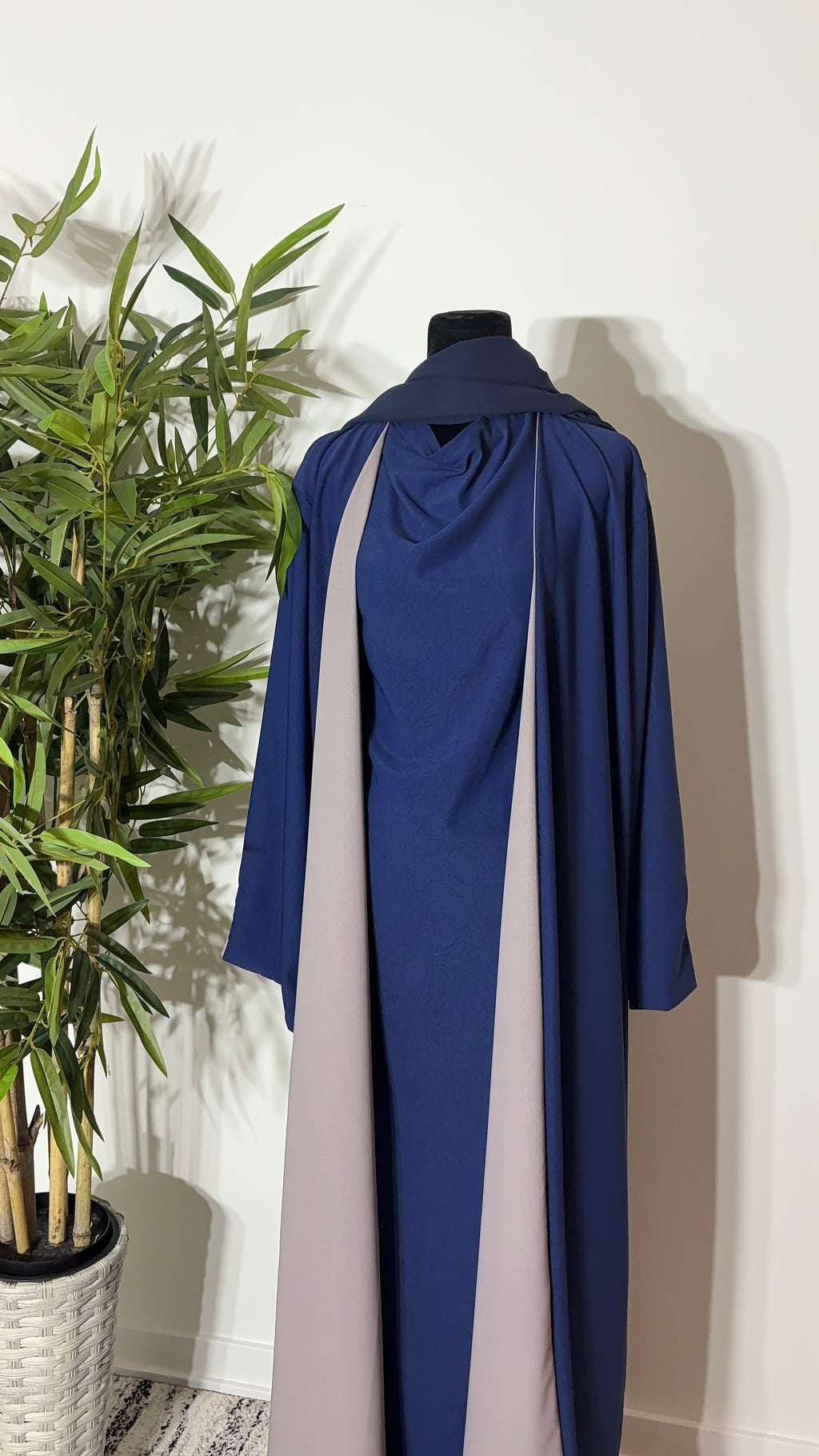 One Abaya. Two Beautiful Looks.