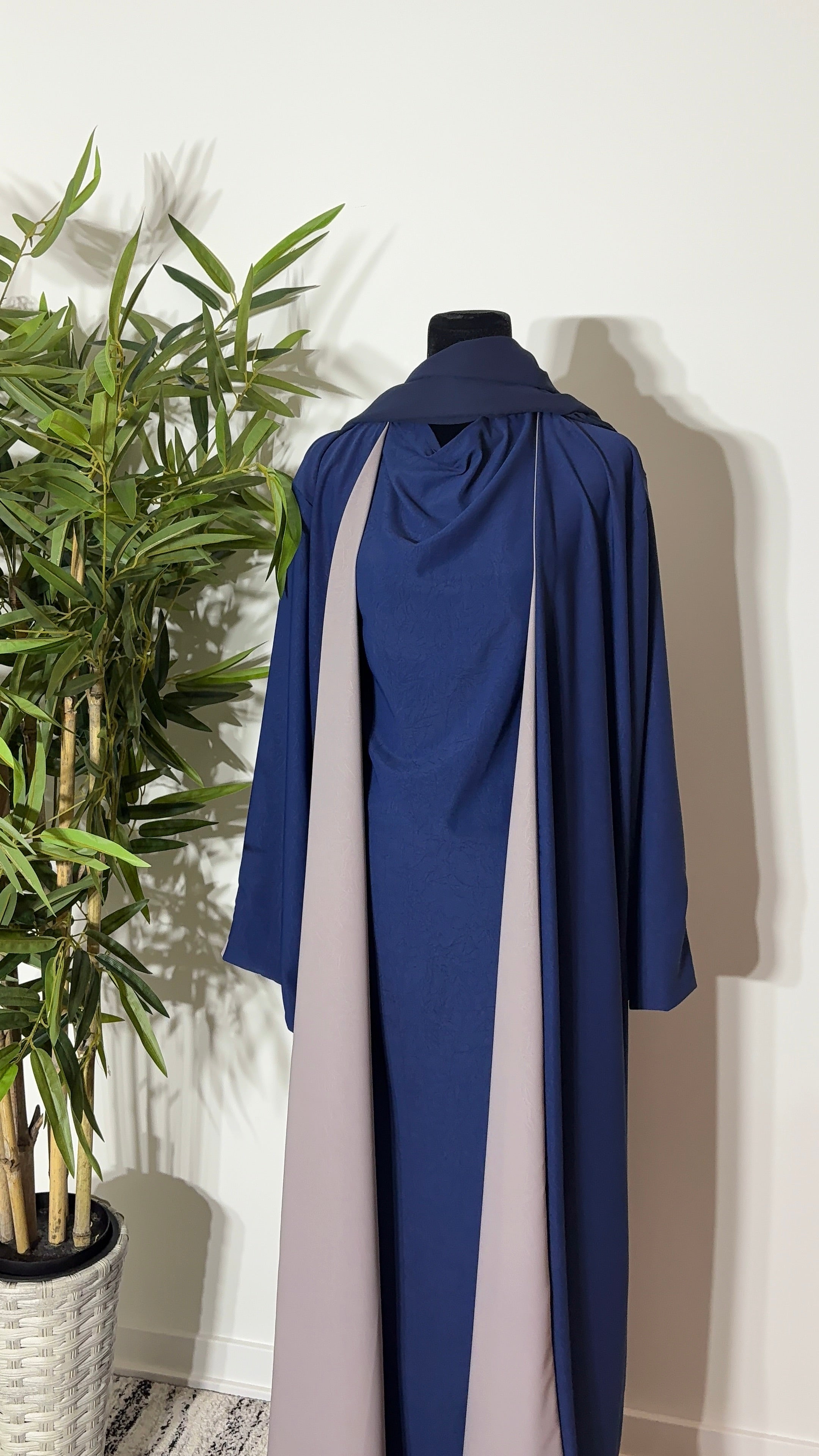 One Abaya. Two Beautiful Looks.