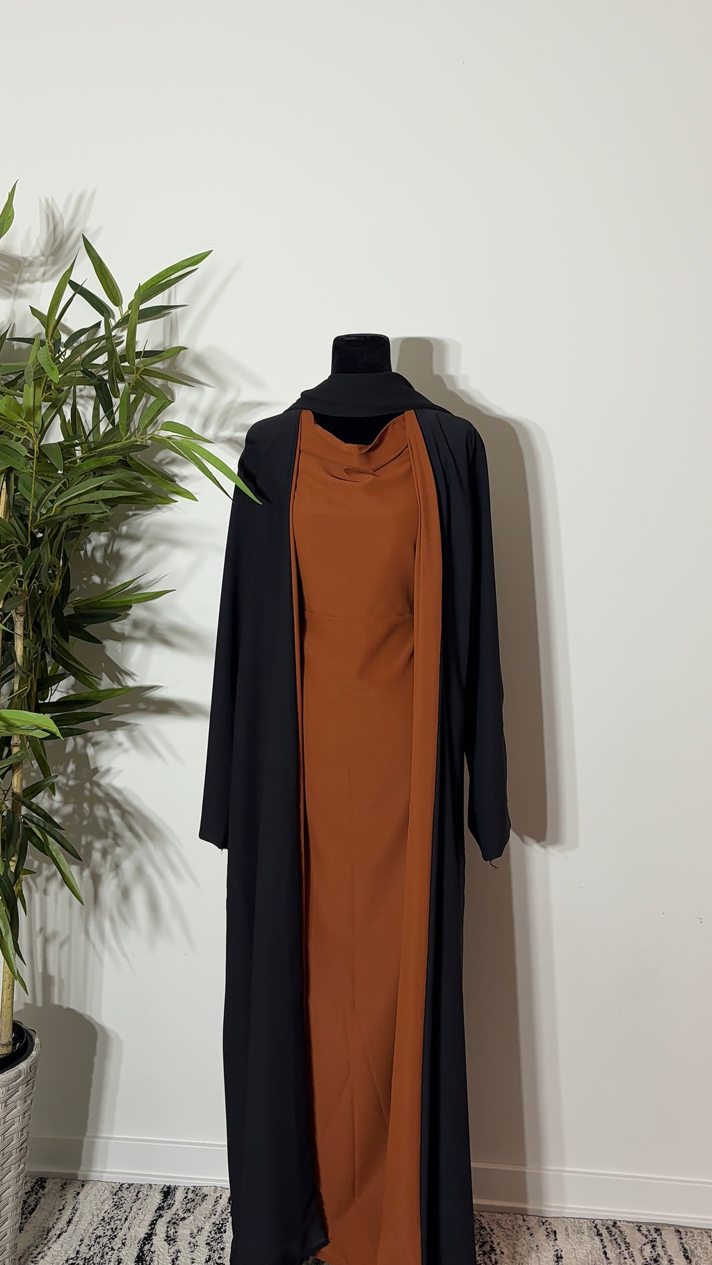 One Abaya. Two Beautiful Looks.