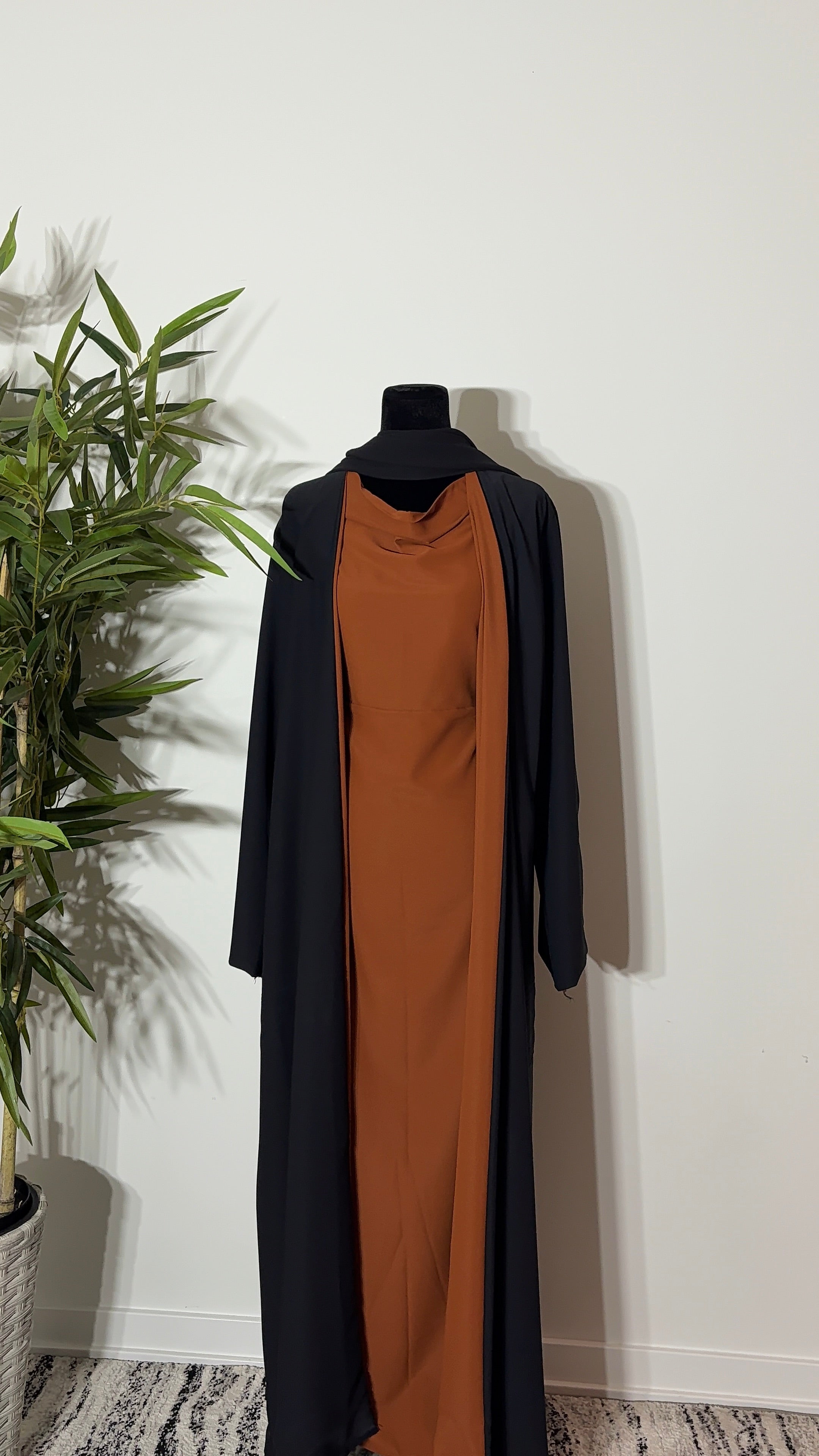 One Abaya. Two Beautiful Looks.