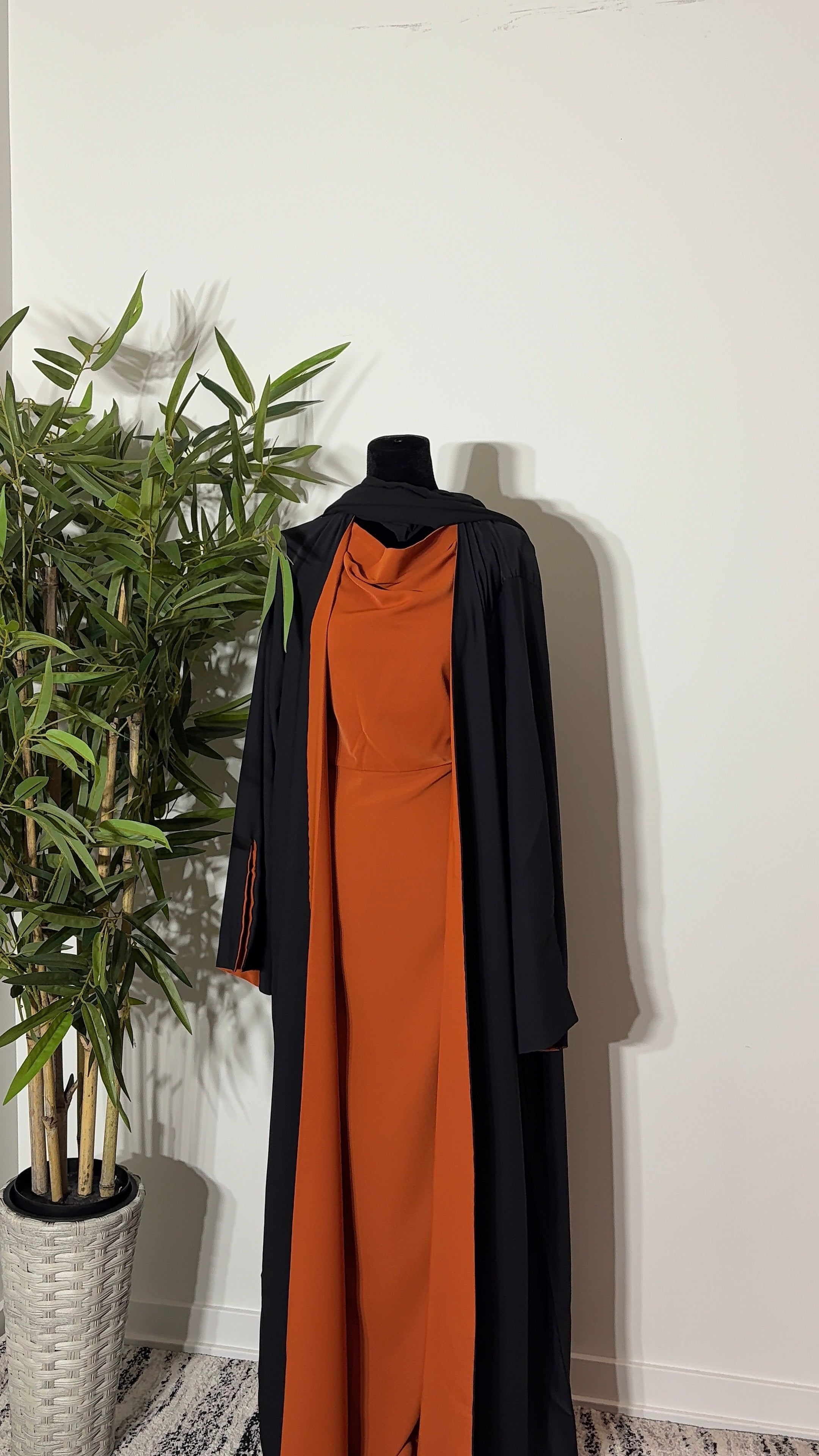 One Abaya. Two Beautiful Looks.