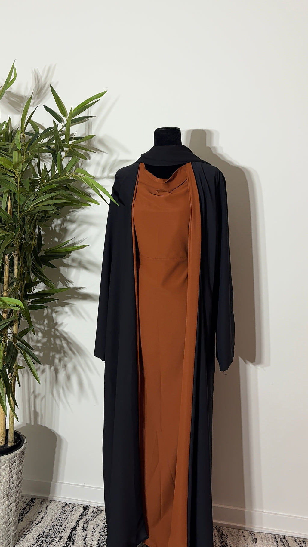 One Abaya. Two Beautiful Looks.