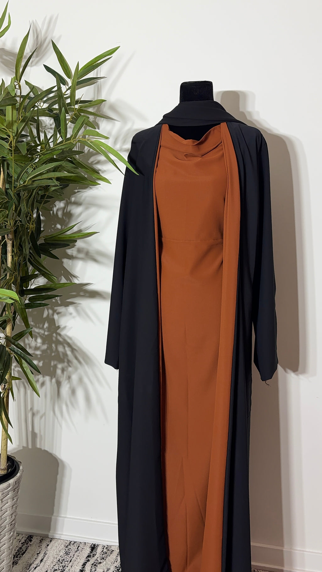One Abaya. Two Beautiful Looks.