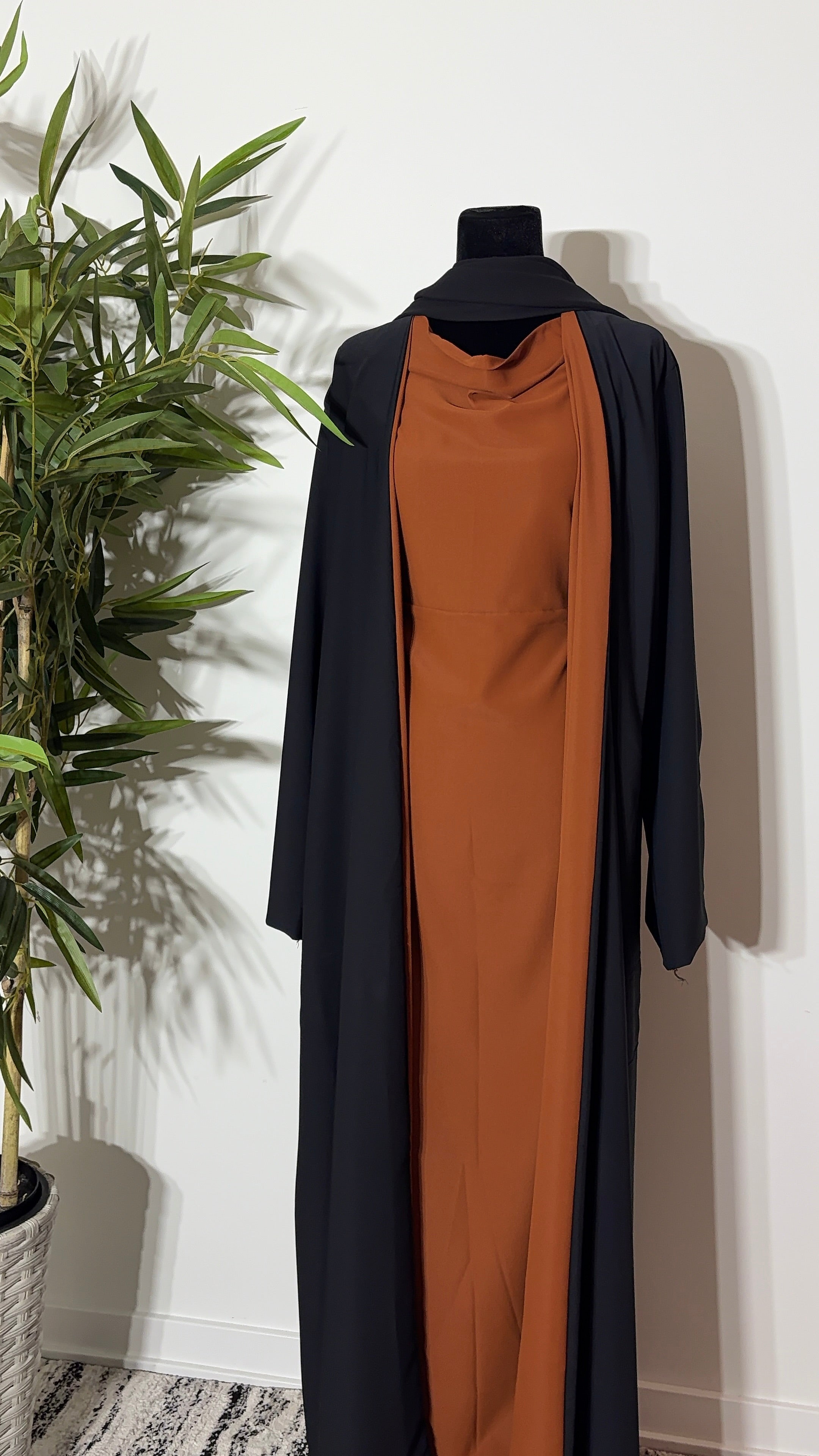 One Abaya. Two Beautiful Looks.