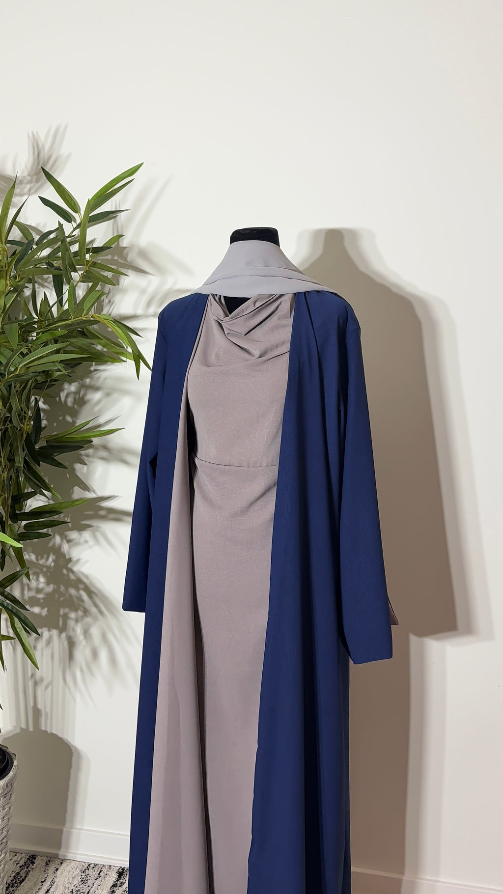 One Abaya. Two Beautiful Looks.