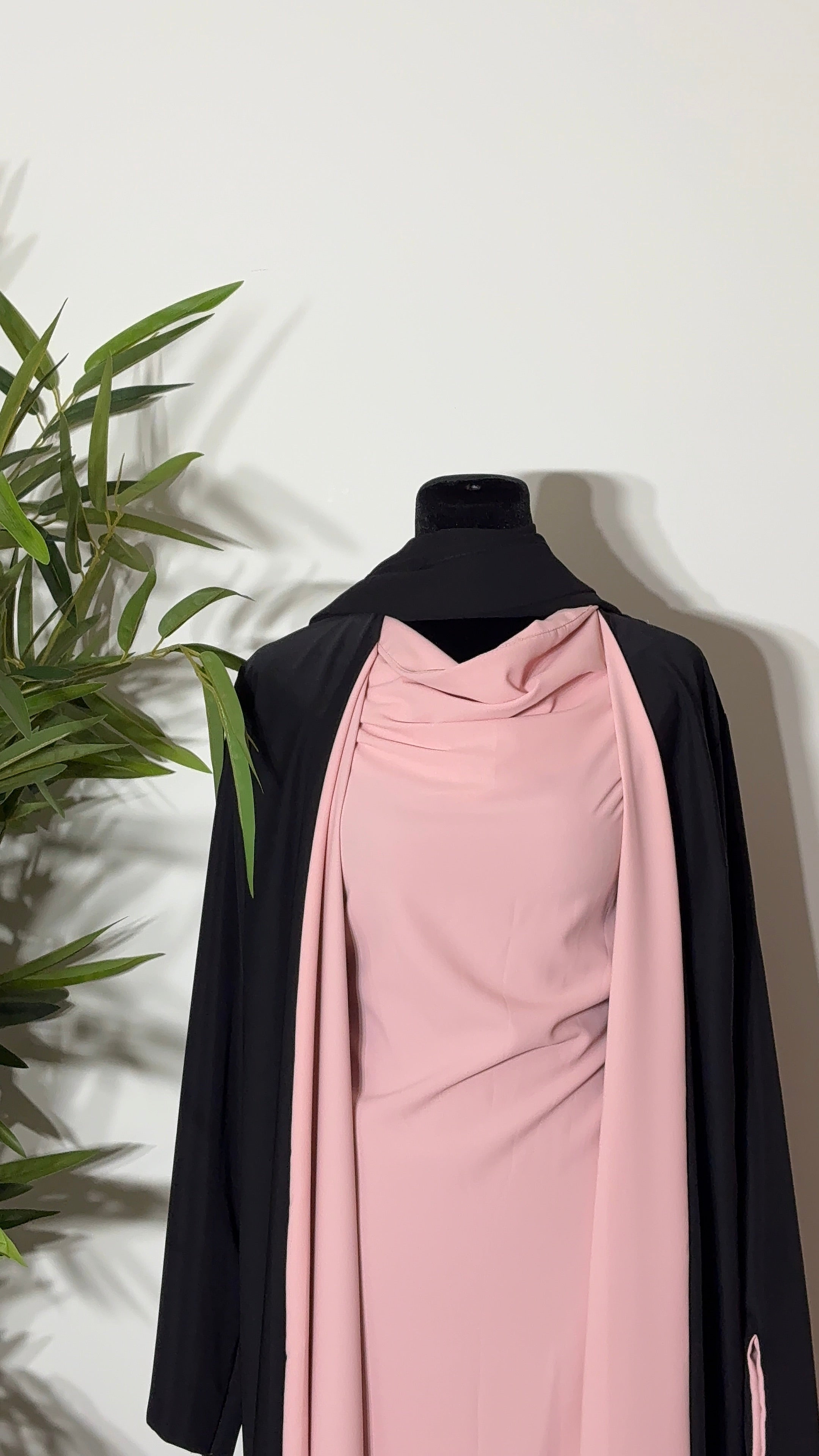 One Abaya. Two Beautiful Looks.