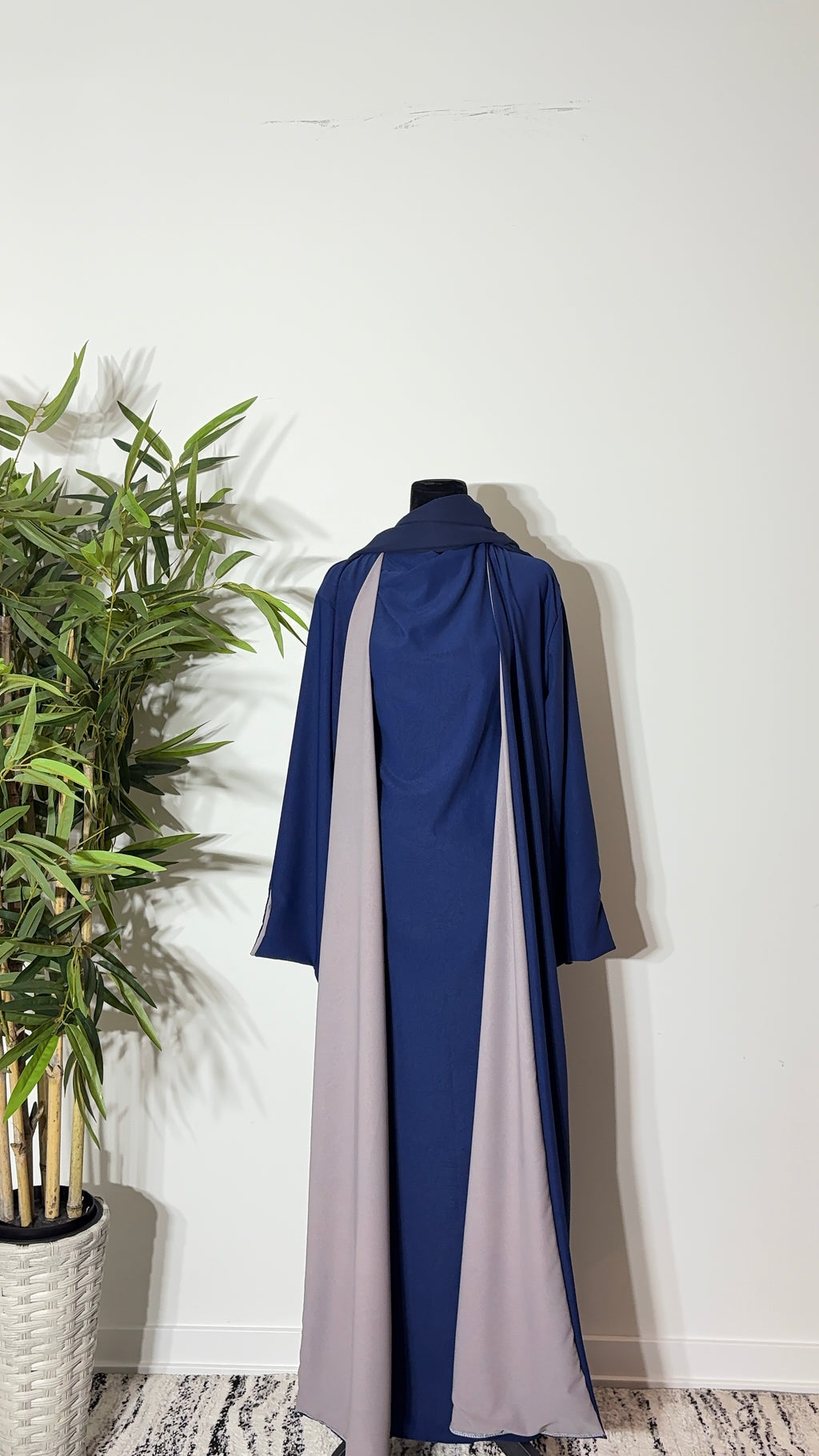 One Abaya. Two Beautiful Looks.