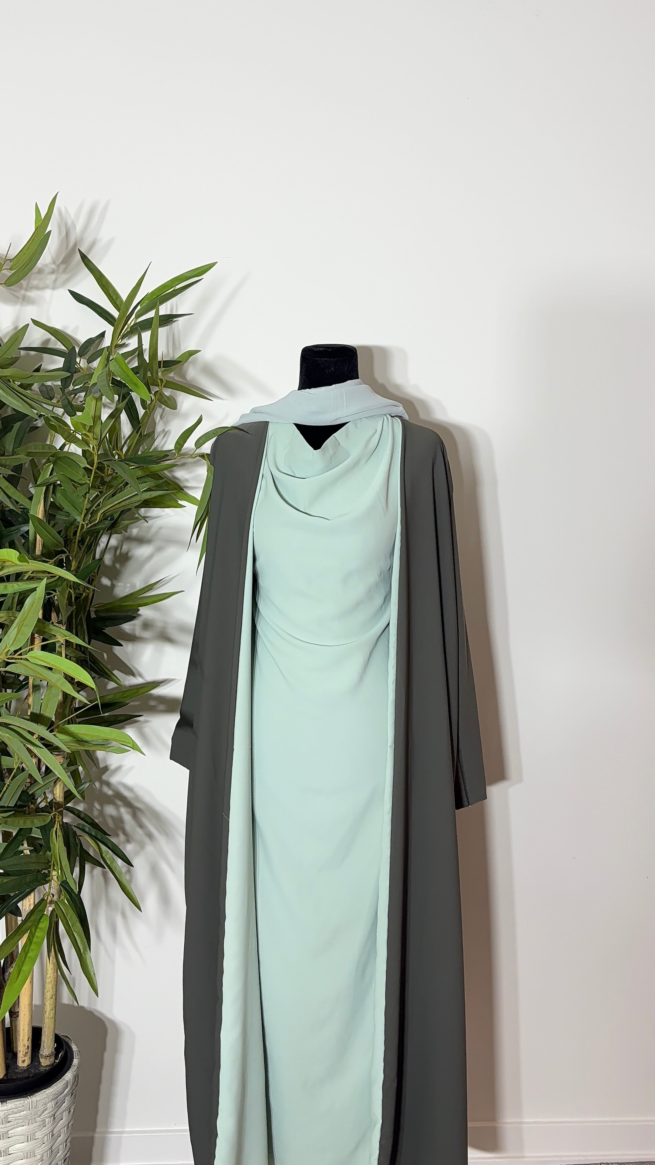 One Abaya. Two Beautiful Looks.
