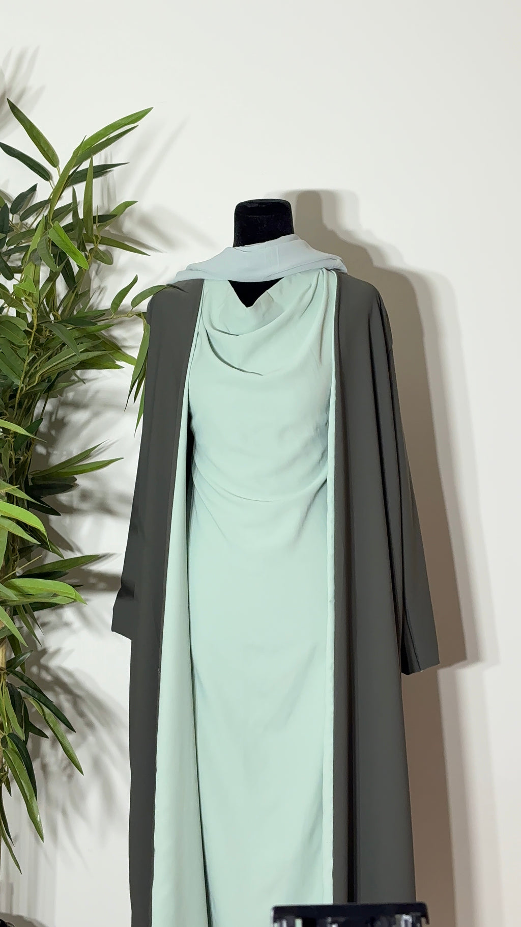 One Abaya. Two Beautiful Looks.