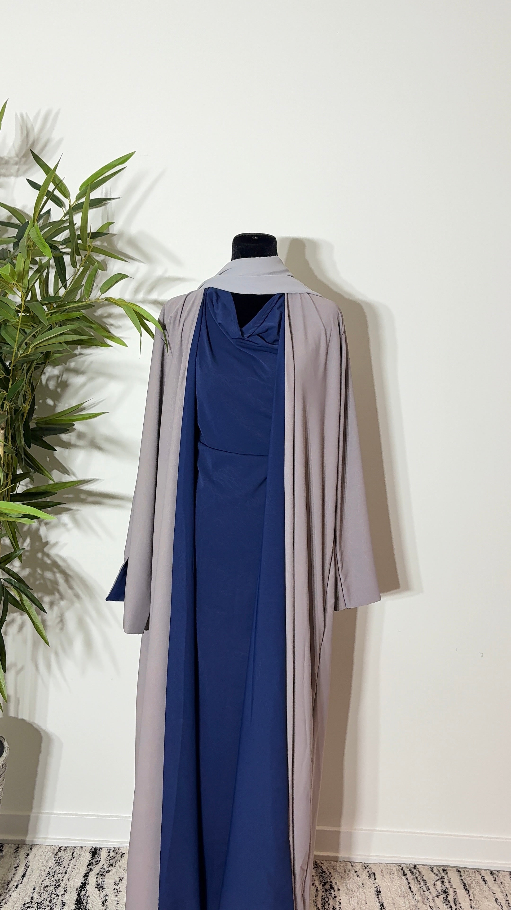 One Abaya. Two Beautiful Looks.