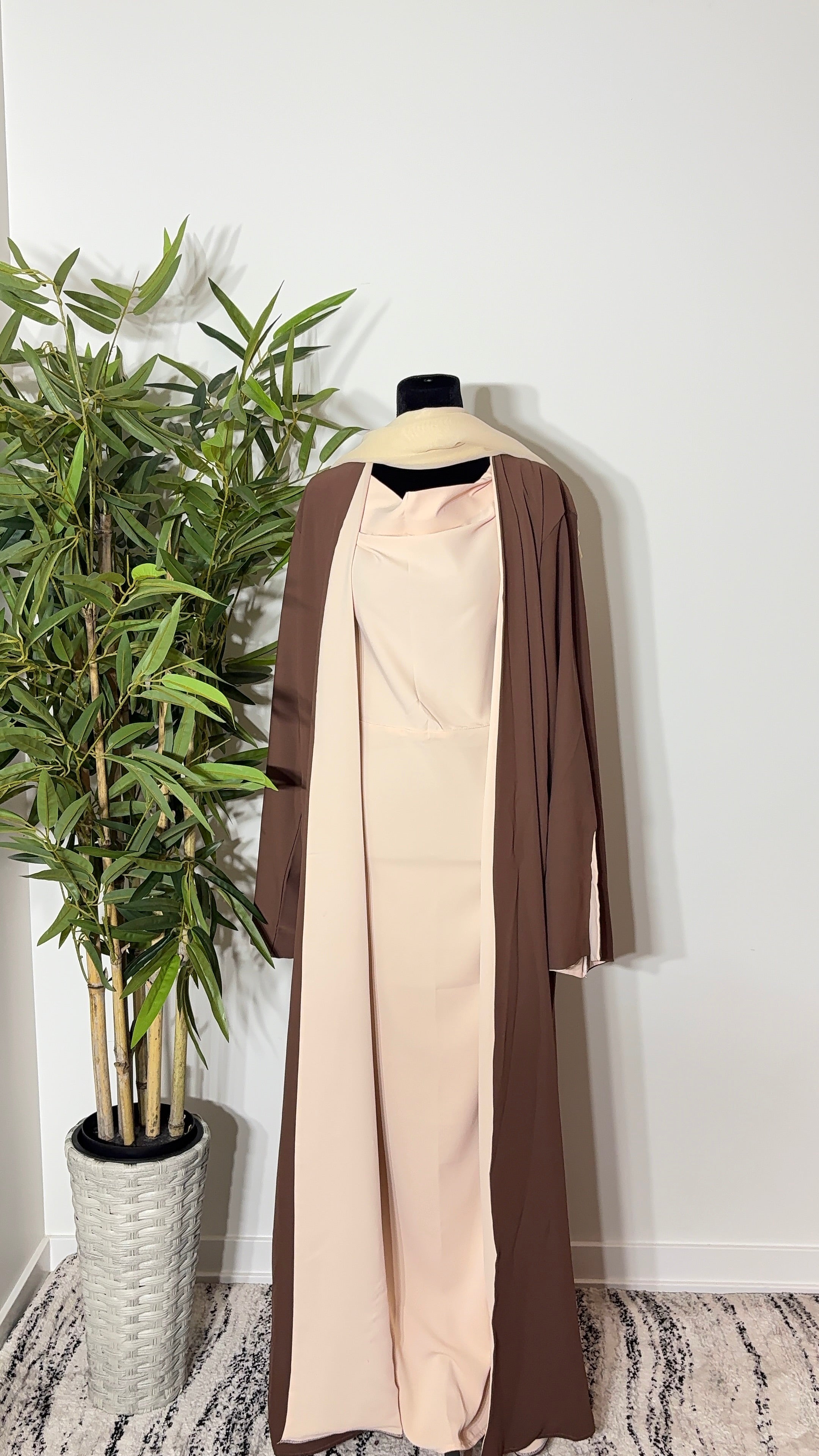 One Abaya. Two Beautiful Looks.