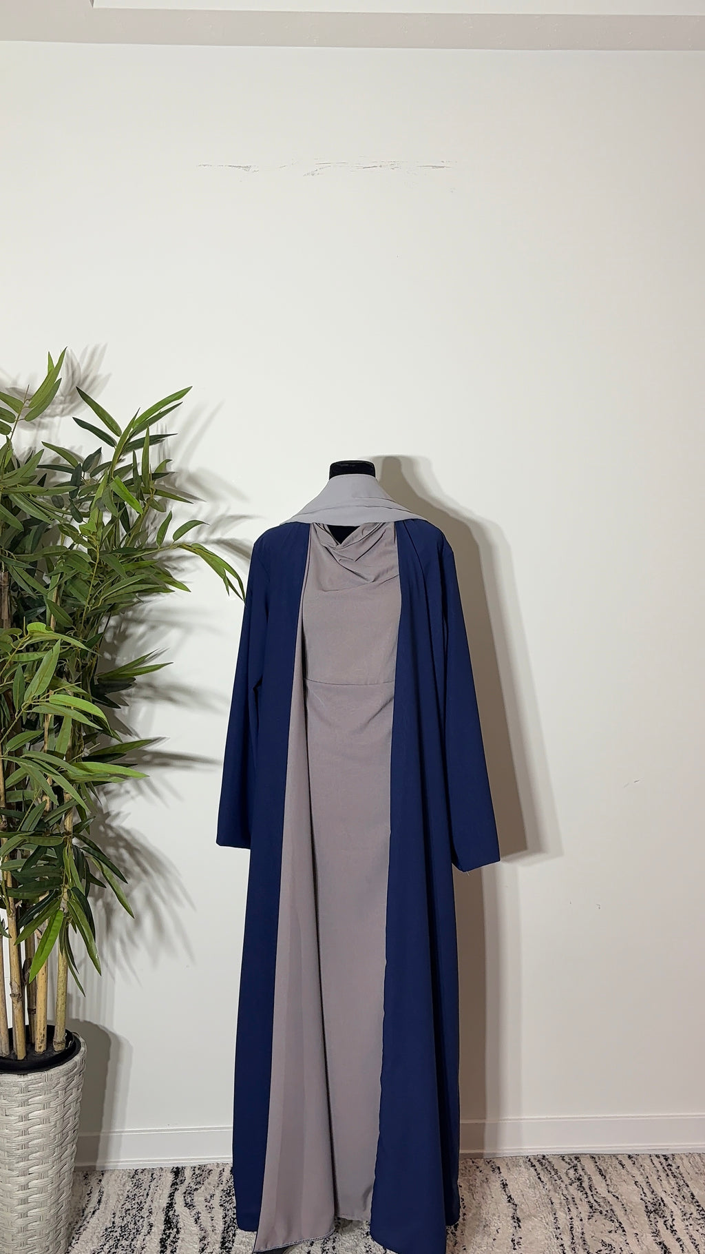 One Abaya. Two Beautiful Looks.