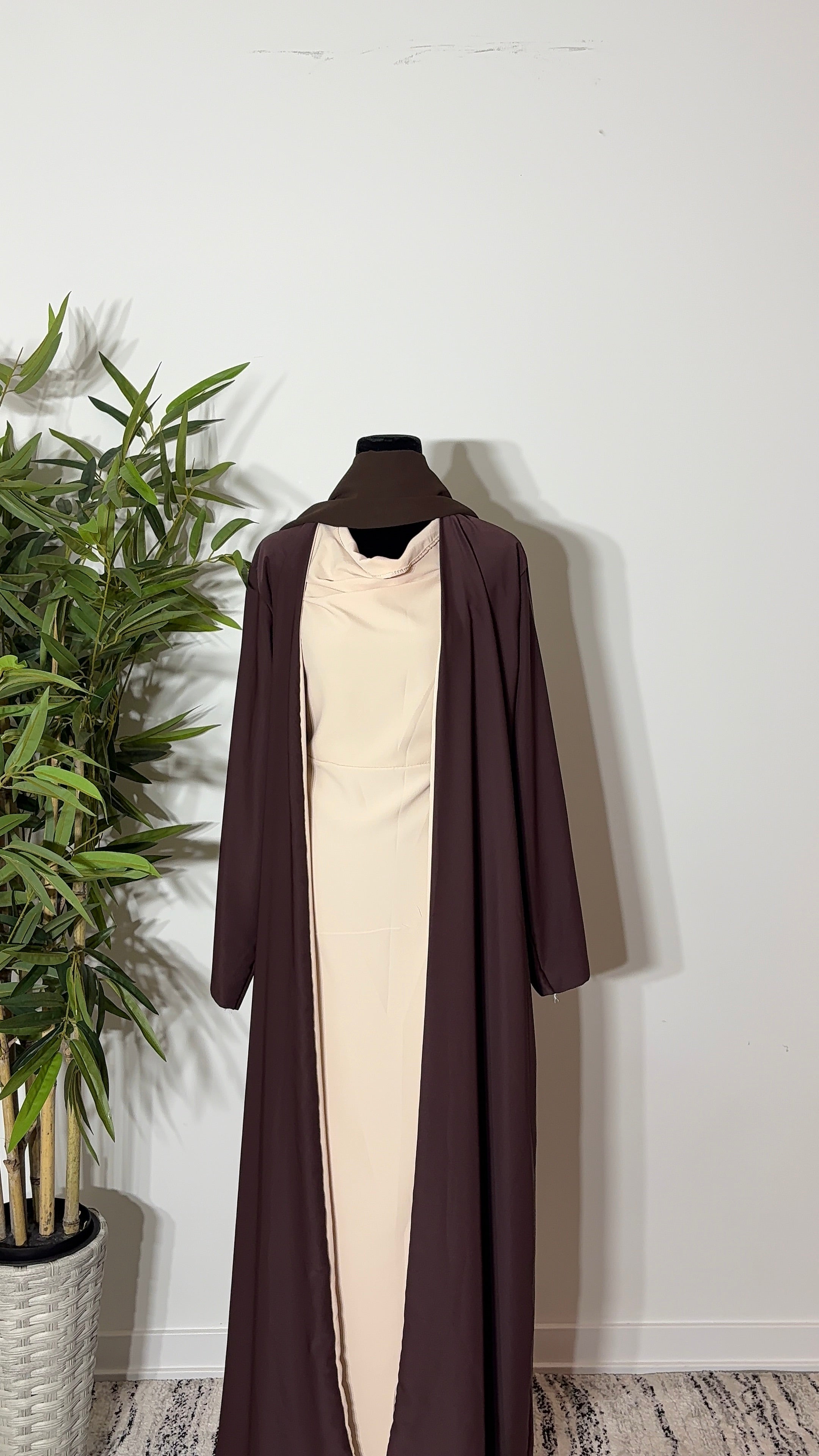 One Abaya. Two Beautiful Looks.