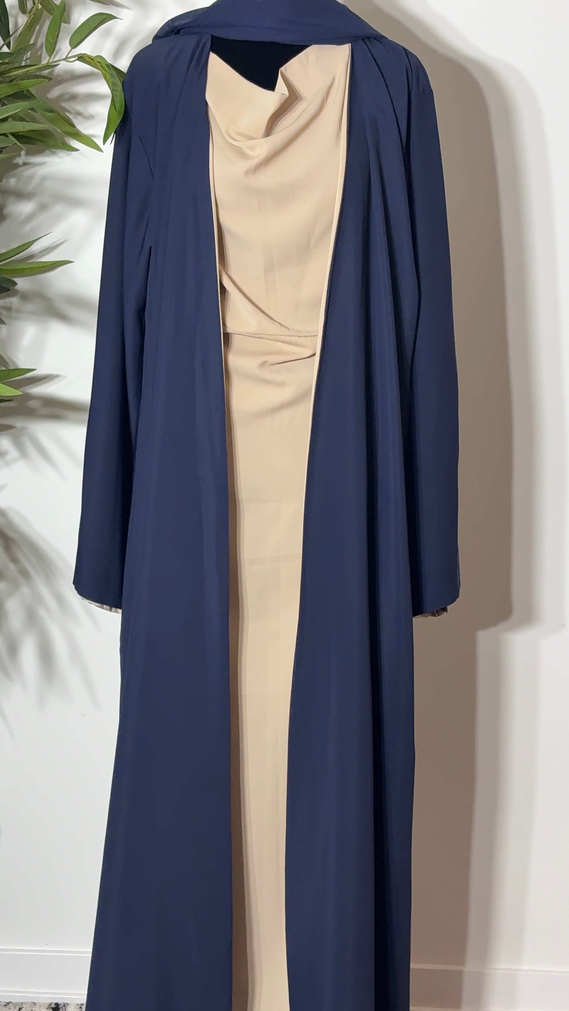 One Abaya. Two Beautiful Looks.
