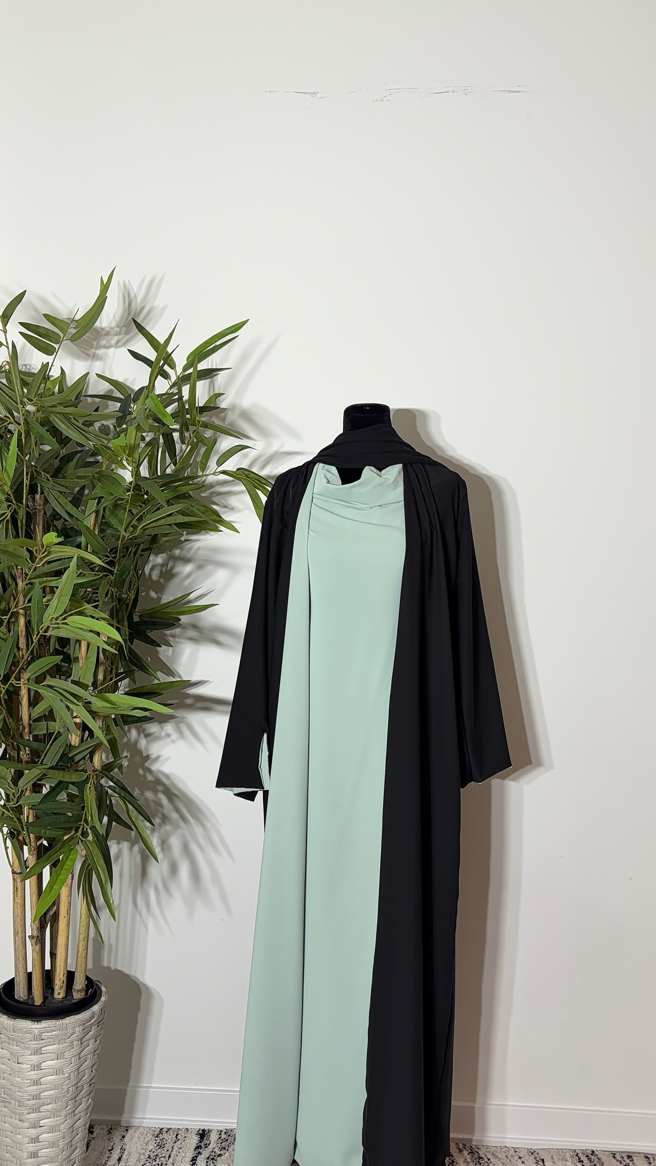 One Abaya. Two Beautiful Looks.