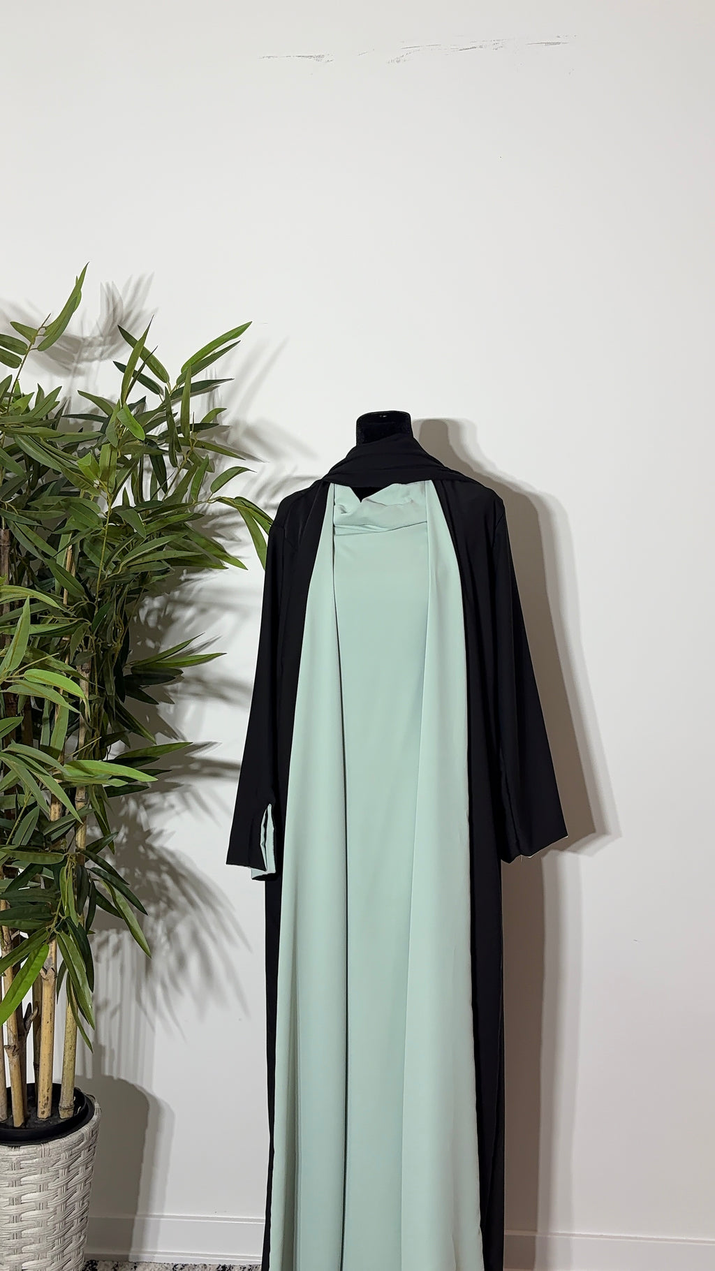 One Abaya. Two Beautiful Looks.