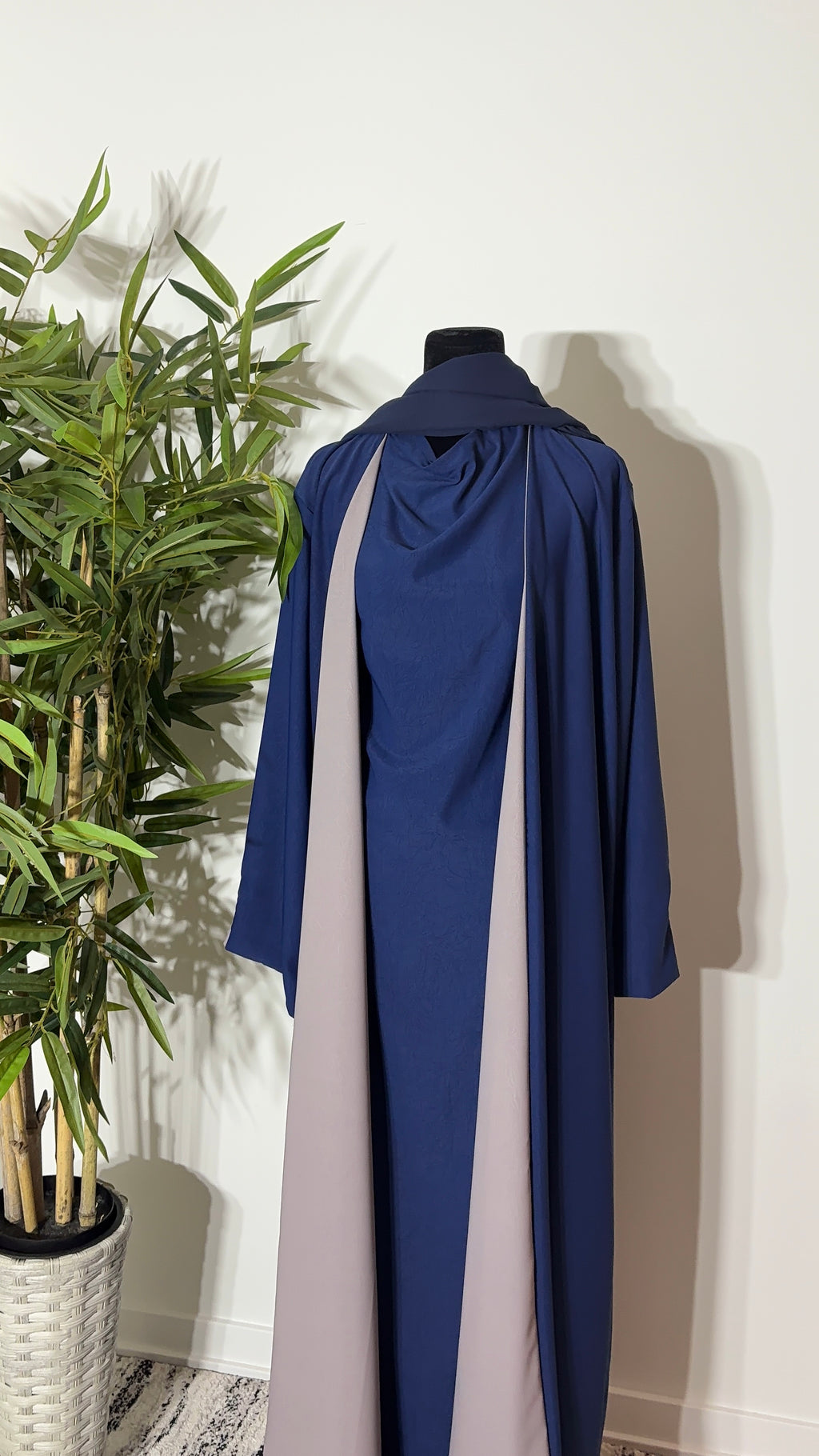 One Abaya. Two Beautiful Looks.