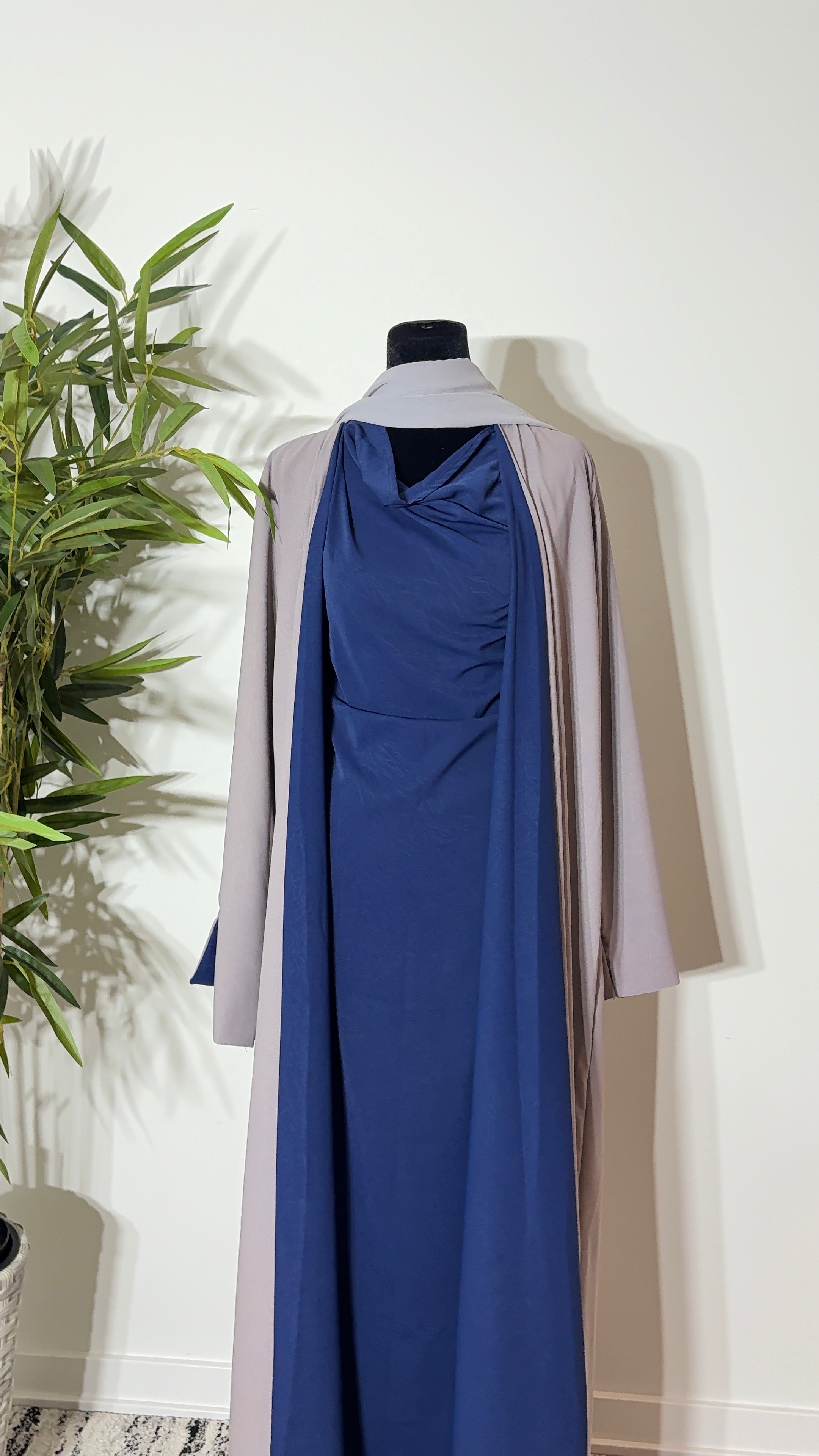One Abaya. Two Beautiful Looks.